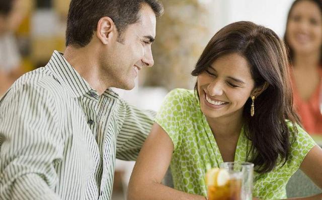 当你们坐下的时候,你可以观察女生摆放手机的方向